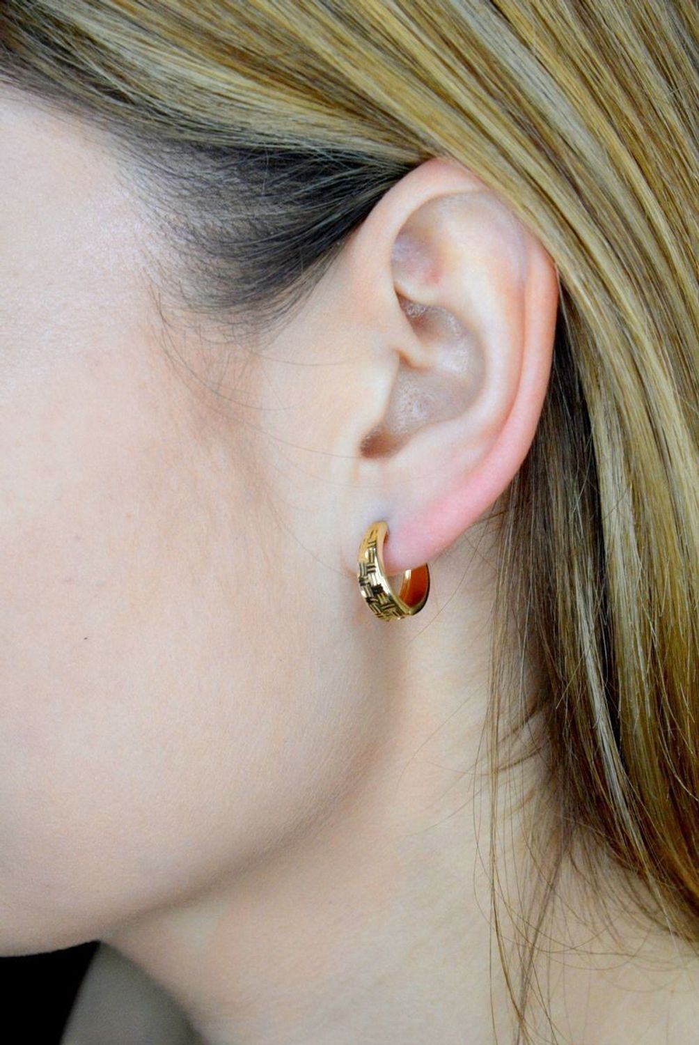 Złote kolczyki 375 grecki wzór KL 2463 375. Złote kolczyki wykonane z najwyższej jakości żółtego złota, próba 375, waga około 1,36 gram. Kolczyki w minimalistycznym stylu, wpisujące się w obecne trendy modowe. Kolczyki złote idealne.jpg